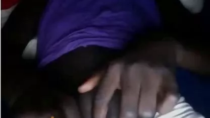Una señora sexualmente vestida con medias negras, habiendo echado fuera grande, elástica tetas, rápidamente seduce a un amigo de mucho tiempo en caliente petardas super culonas mocosos y acaricia dulcemente con su regordeta polla