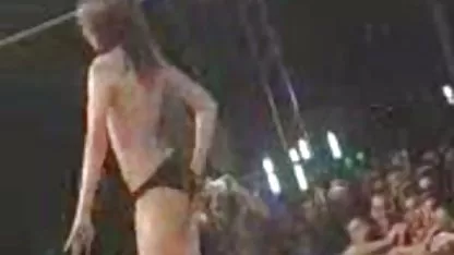 Dulce de la cópula de una señora con un perro y un sexy macho en varias poses, terminando con un gran disparo de petardas hd gordas la satisfacción por el coño