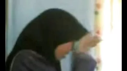 Su boca se merece alabanza, e incluso cuando la chica aparece una grieta, luego de que su compañero cachondas petardas hace volver loco de placer